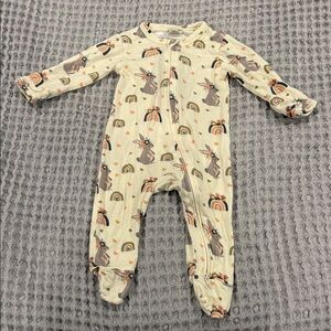 Cream Bunny & Rainbow One-Piece Footed Pajamas gender neutral size 0-3 months
